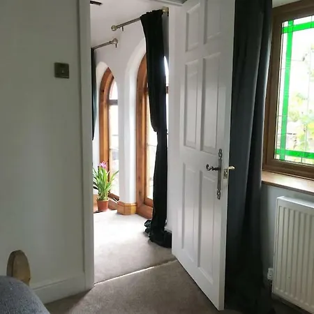 The Hideaway - A Charming, Unique Retreat In Long Ashton,