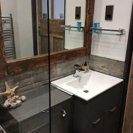 The Hideaway - A Charming, Unique Retreat In Long Ashton,