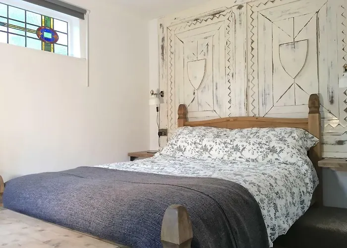 The Hideaway - A Charming, Unique Retreat In Long Ashton,