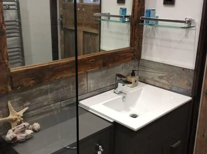 The Hideaway - A Charming, Unique Retreat In Long Ashton,