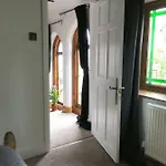 The Hideaway - A Charming, Unique Retreat In Long Ashton,