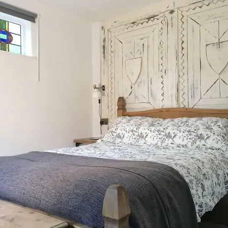 The Hideaway - A Charming, Unique Retreat In Long Ashton,