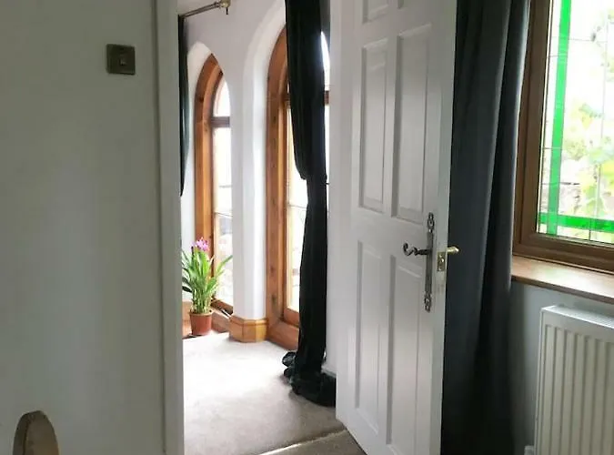 The Hideaway - A Charming, Unique Retreat In Long Ashton,